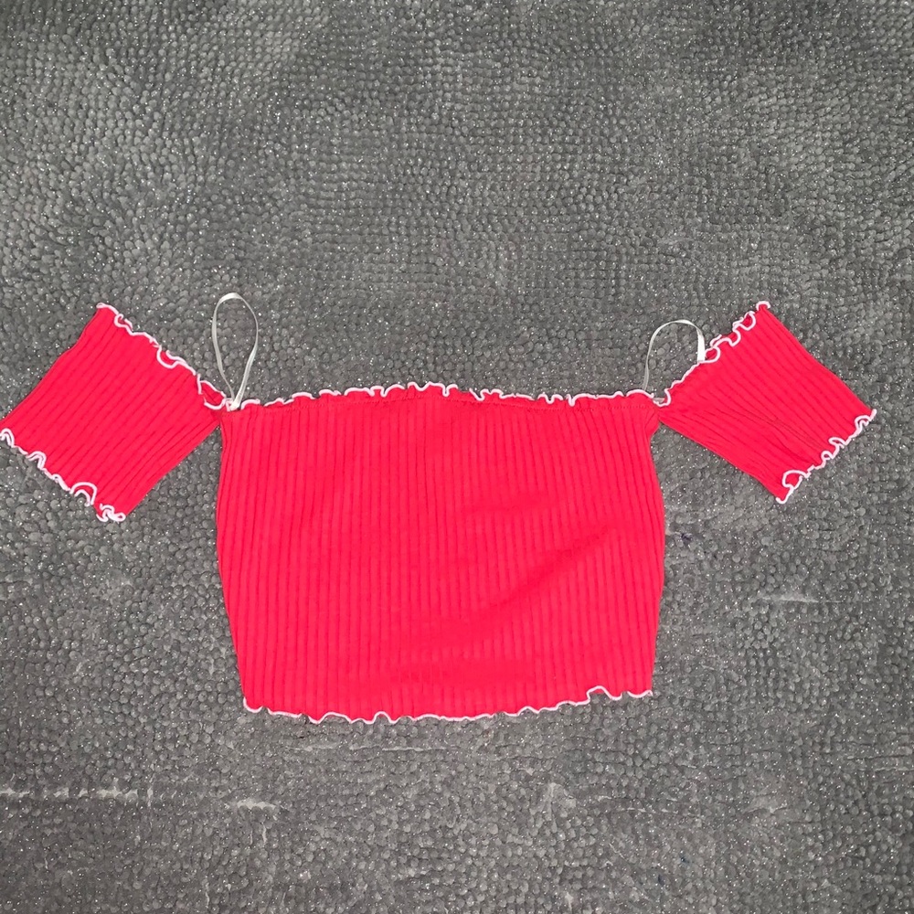 Over the shoulder red top 😍